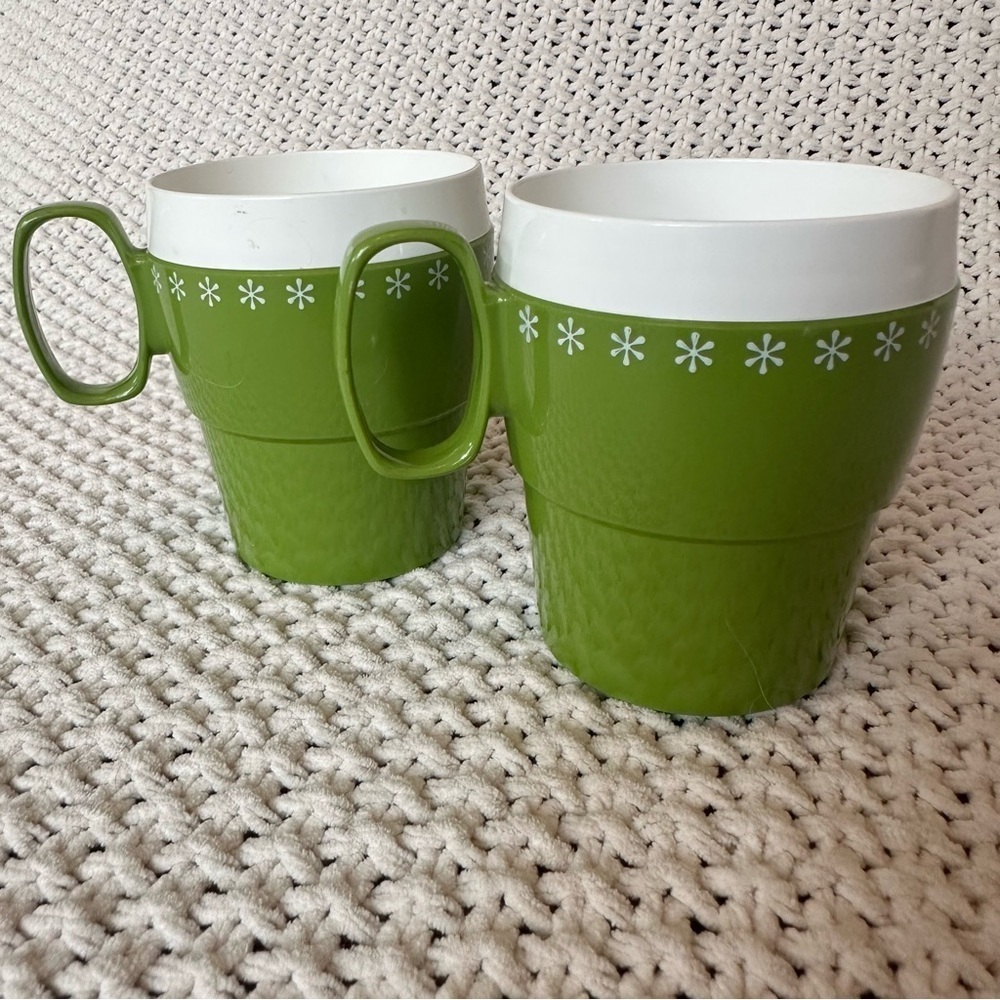 Vintage Avocado Green New-Mar Plastic Insulated Coffee Cups Daisy Design Set 2 - Picture 2 of 9